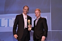 Lawrence Kimmel, CEO de la DMA (à droite) remet le prix à Nate Richardson, dg de Gilt City.