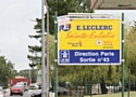 En zone commerciale, le panneau directionnel est le premier outil de repérage des shoppers.