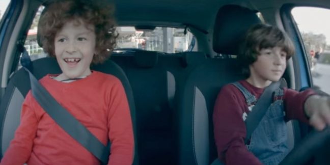 Dacia met des enfants au volant pour ses 10 ans