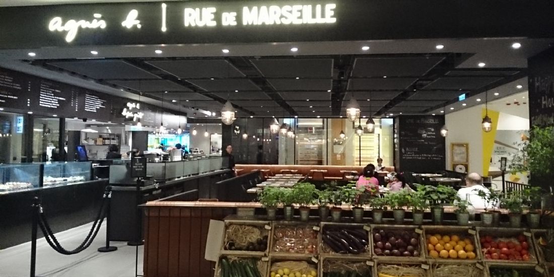 Agnès b. à Hong Kong est bien plus qu'un simple magasin de vêtements.