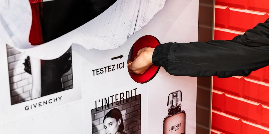 Givenchy transforme deux abribus JCDecaux en expérience olfactive