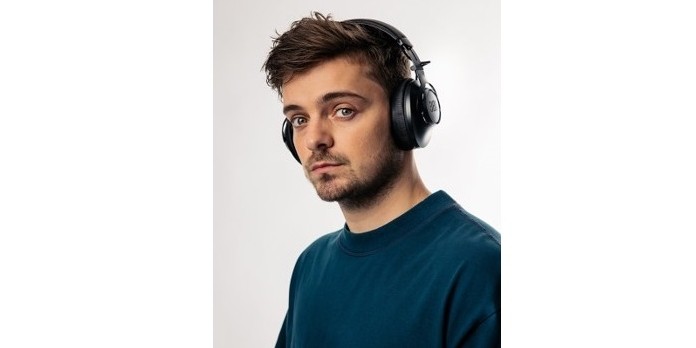 Le DJ Martin Garrix monte le son avec JBL