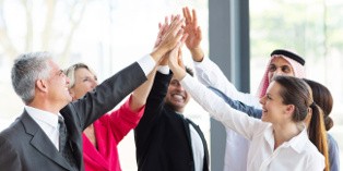 Le teambuilding rapproche les collaborateurs et favorise ainsi le travail en équipe.